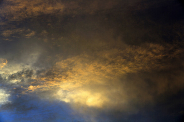 노을이 물든 구름과 회색빛 구름이 어우러져 펼쳐져 있다. 이같이 언제나 내가 보고 싶은 것만 볼 수는 없는 것이 세상 이치다. 적당히 어우러져 아름다운 세상이면 얼마나 좋을까?