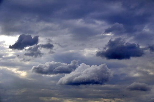 회색빛 하늘을 배경으로 두둥실 구름이 떠간다. 아프고 슬픈 기억일랑 구름처럼 저 멀리 떠나가버렸으면 좋겠다.