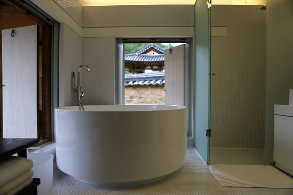 Bathroom in Seounjung of ‘Gurume’.