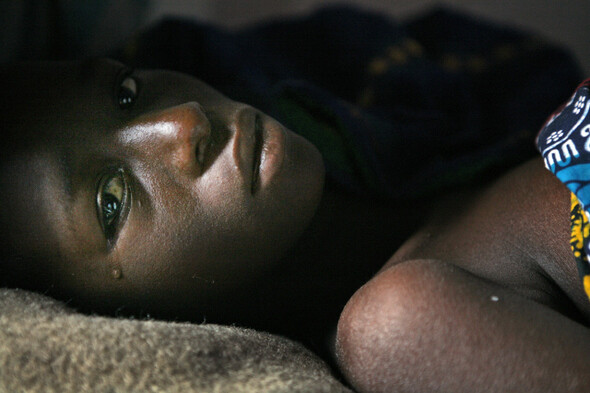 2008년 2월 콩고의 고마시 케셰로병원에 입원한 18살 소녀 이마퀼레의 눈에서 한 줄기 눈물이 흘러내리고 있다. 마시시 지역에서 후투족 반군 3명에게 성폭행을 당해 임신한 그녀는 마을 보건소 의사의 실수로 제왕절개 수술을 받다가 부인성 피스툴라 증상을 안게 됐다. 정은진
