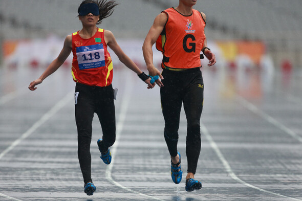 21일 인천아시아드주경기장여 자 200미터 T11 조별예선경기서 중국 류 쿠이큉(Liu cuiqing) 이 가이드 슈(Xu) 동린과 결승선을 통과하고 있다. 인천/김진수 기자 jsk@hani.co.kr