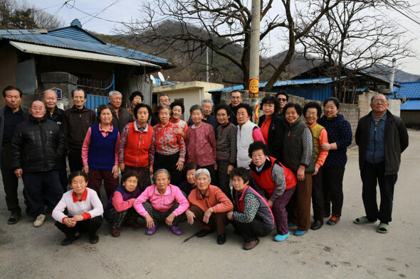 충북 영동군 영동읍 탑선리에는 30가구 67명이 살고 있다. 그중에 35명이 점심과 저녁을 경로당에서 해결한다.