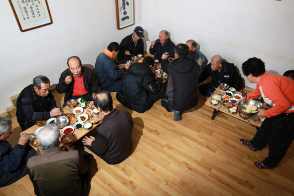 할아버지들이 점심 식사를 하고 있다.