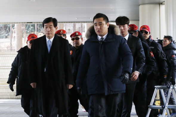  Feb. 9. Won appeared at the court under the guard of a vanguard right-wing organization made up of ex-marines. They appreciated Won‘s contribution to election interference that benefited Park Geun-hye. (by Lee Jeong-a