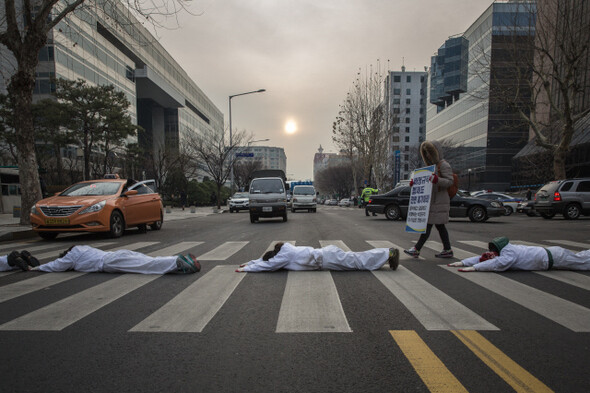 기륭전자 비정규직 노동자들이 지난해 12월 ‘비정규직법 전면 폐기’를 주장하며 서울 동작구 신대방동 옛 기륭전자 사옥 앞에서부터 광화문광장까지 오체투지 행진을 벌이고 있다. 한겨레 박승화