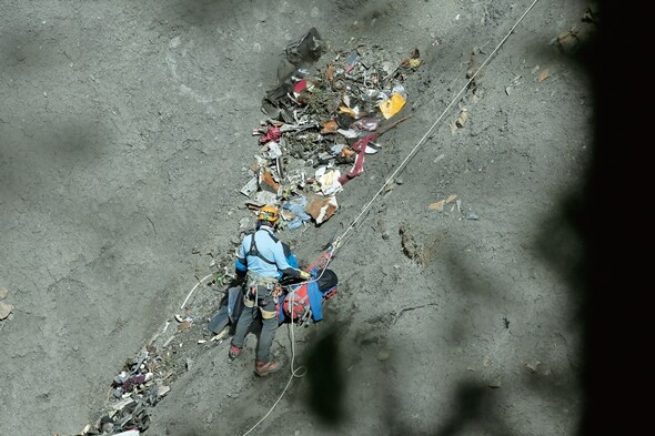 프랑스 구조대원들이 알프스 산악지대에 흩어진 저먼윙스 여객기 파편을 조사하고 있다. REUTERS