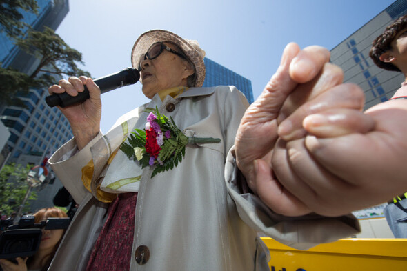 Former comfort women Kim Bok-dong thanks students for giving her a carnation at the 1