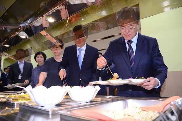  Moon Jae-in is working to be more open and communicative than his predecessor Park Geun-hye. On May 12
