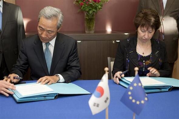Then South Korean Trade Minister Kim Jong-hoon (left) and Catherine Ashton