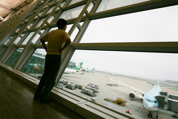 인천공항에서 한 여행객이 활주로를 바라보고 있다. 한겨레 박미향 기자