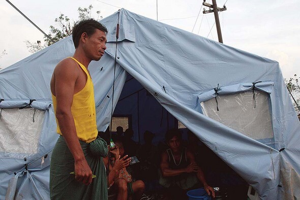 이라와디 삼각주의 비극은 자연재해가 인간의 손으로 넘어갔을 때 비로소 시작됐다. 버마 군부가 ‘전시용’으로 만들어놓은 이재민 수용소에서 한 남성이 처연한 표정을 하고 있다.