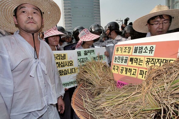 전국농민회총연맹과 전국여성농민회총연합 회원들이 지난 10월17일 오후 서울 세종로 동아일보 앞에서 쌀직불금 불법수령 명단공개와 처벌을 촉구하는 기자회견을 열고 있다. 이들은 한승수 국무총리와의 면담을 요구했으나 경찰에 의해 저지당했다. 한겨레 김명진 기자