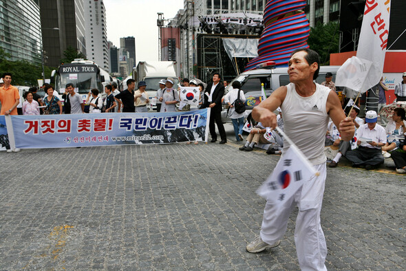 지난 8월15일 오전, 서울 청계광장에서 뉴라이트전국연합, 국민행동본부, 한국자유총연맹 등 보수단체 회원들이 ‘이승만 건국 대통령님 감사합니다’를 주제로 건국 60주년 기념 행사를 열고 있다. 한겨레 김명진 기자