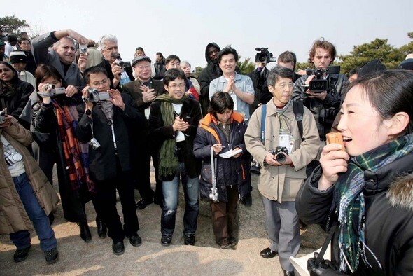 지난해 11월 서울에서 열린 국제기자연맹 연차총회에 참석한 세계 각국의 기자들이 금강산 삼일포를 찾아 북쪽 안내원의 설명을 듣고 있다. 사진공동취재단