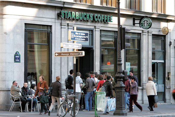 스타벅스는 이탈리아 커피를 들여와 커피의 본고장 유럽에 진출했다. 인산인해를 이룬 스타벅스 프랑스 파리의 한 지점. REUTERS/ CHAARLES PLATIAU