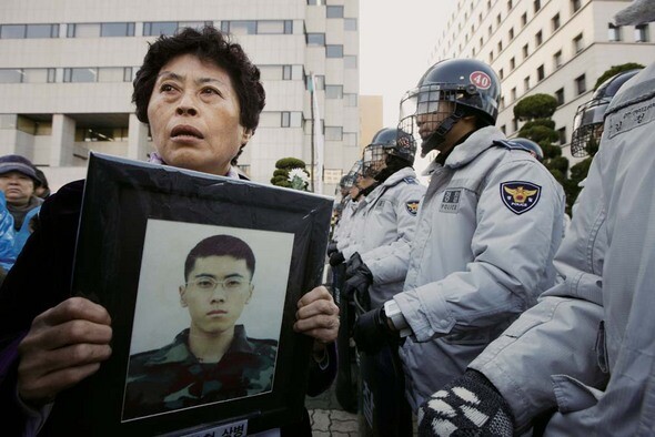 청와대와 국방부의 대대적인 ‘물갈이’ 작업으로 군의문사위의 앞날이 불투명해졌다. 사진은 지난해 11월20일 서울 여의도 국회 앞에서 추모제를 연 뒤 행진하려다 경찰의 제지로 멈춰선 ‘군의문사 유가족 연대’ 회원의 모습. <한겨레21> 김정효 기자