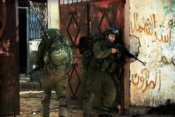 ‘가자, 전쟁의 땅.’ 중무장한 이스라엘 병사들이 1월8일 가자지구에 진입해 삼엄한 경계를 펴고 있다. REUTERS/ IDF