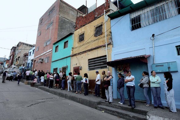 개헌투표가 실시된 지난 2월15일 베네수엘라 유권자들이 수도 카라카스의 한 투표소 앞에 기다랗게 줄을 늘어서 차례를 기다리고 있다. 사진 /REUTERS/ TOMAS BRAVO
