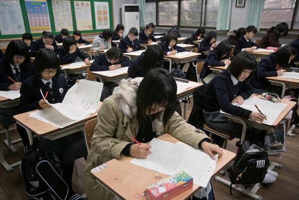 올해부터 전국 학생들의 ‘성적’ 줄세우기를 위한 일제고사가 시행됐다. 대입선발고사 자율화, 국제중 설립, 고교 다양화 정책 등 현 정부의 모든 교육정책은 사교육과 동맹관계를 맺고 사교육 시장을 확대하는 데 기여한다. 지난해 사교육 시장 규모는 20조9천억원으로 1년 전보다 5% 커졌다. 유례없는 경기침체와 관계없이 사교육 시장만 호황이다. 사진 한겨레 강창광 기자