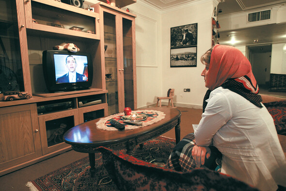 ‘누루즈’는 봄의 시작. 새 출발을 알리는 명절이다. 지난 3월20일 이란 수도 테헤란의 한 가정집에서 머리에 스카프를 두른 이란 여성이 위성방송을 통해 버락 오바마 미 대통령의 ‘누루즈 축하 메시지’를 지켜보고 있다. 사진 AP PHOTO/ VAHID SALEMI