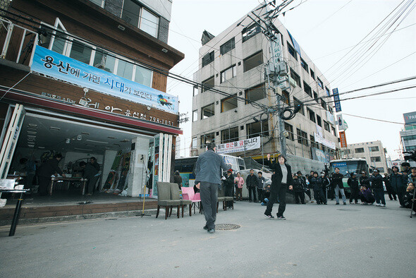 지난 1월 참사가 난 서울 용산구 4구역 남일당 바로 옆 건물에 미디어 단체 등이 4월3일 ‘촛불미디어센터’와 ‘촛불방송국’을 열었다. ‘온앤오프’ 무용단이 개소식에 맞춰 건물 앞 거리에서 용산 참사 희생자들을 기리는 공연을 하고 있다. 사진 <한겨레21> 류우종 기자