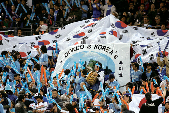 3월17일 미국 샌디에이고에서 열린 WBC 일본전에서 한국을 응원하는 모습. 사진 연합 /AP/DENIS POROY