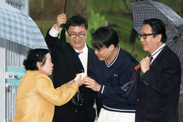 박대성씨가 1심에서 무죄로 석방된 지난 4월20일 비가 내렸다. 서울구치소를 나서자마자 어머니가 건네준 두부를 먹었다. 사진 한겨레 이정아 기자