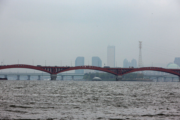 ‘한강운하’를 추진 중인 서울시가 5천t급 배가 드나들 공간을 확보하기 위해 교각 조정 작업에 나선 양화대교. 역시 경간장이 짧은 구행주대교는 내년쯤 철거될 예정이다.