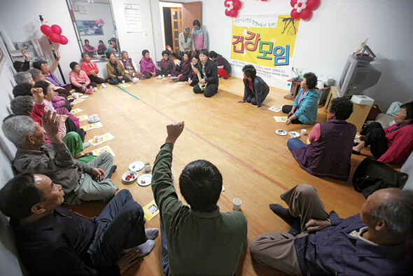 4월23일 안성시 사곡동 마을회관에서 열린 ‘건강모임’에서 임승현 한의사가 척추 모형을 들고 “허리 아프신 분 손 들어보세요”라고 말하고 있다.