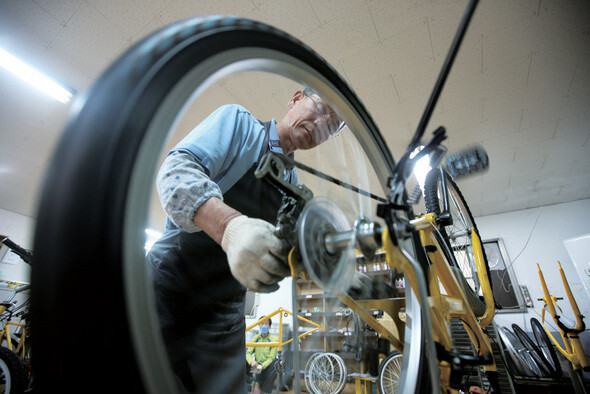 자전거 수리 30년 경력의 조정완(70)씨가 자전거 체인 상태를 점검하고 있다.