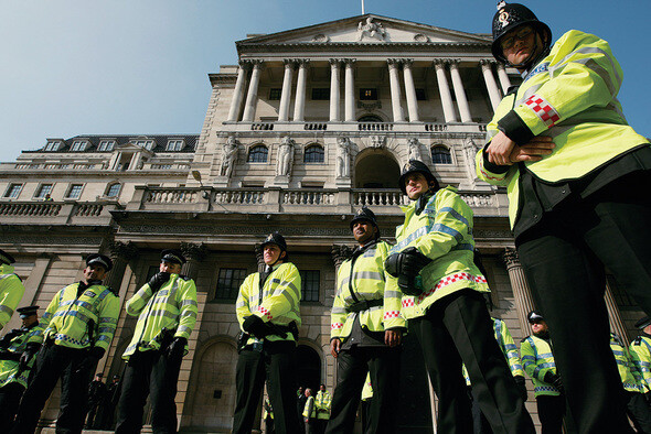 지난 4월2일 영국 런던의 영란은행 앞에서 주요 20개국 정상회담에 반대하는 시위에 맞서 런던경찰이 경계를 서고 있다. 런던경찰은 범법행위에는 엄격하지만, 집회를 금지하는 조처를 남발하지는 않는다. 사진 REUTERS/ ANDREW WINNING