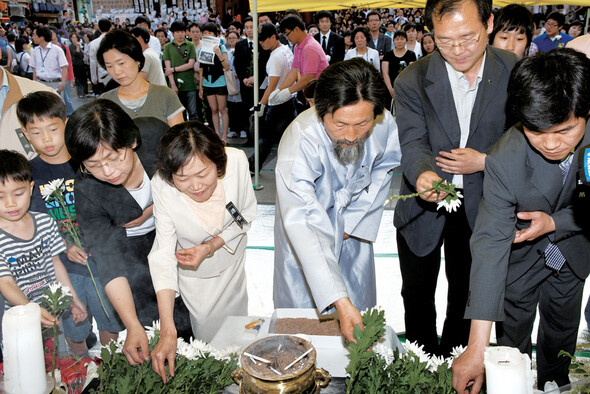 이정희·곽정숙·강기갑 의원(왼쪽 세 번째부터) 등 민주노동당 관계자들이 5월27일 서울 덕수궁 대한문 앞 노무현 전 대통령의 분향소에 헌화하고 있다. 사진 <한겨레21> 박승화 기자