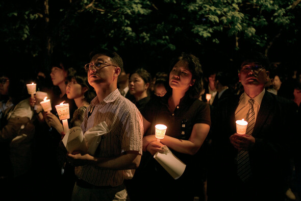 지난 5월27일, 시민들이 서울시청 앞 광장에서 열려던 추모제가 정부에 의해 거부됐다. 대신 정동교회 앞 사거리로 옮겨 자발적 추모제가 진행됐다. 당국에 대한 분노와 스스로에 대한 회한이 이들에겐 뒤섞여 있었다. 사진 <한겨레21> 박승화 기자