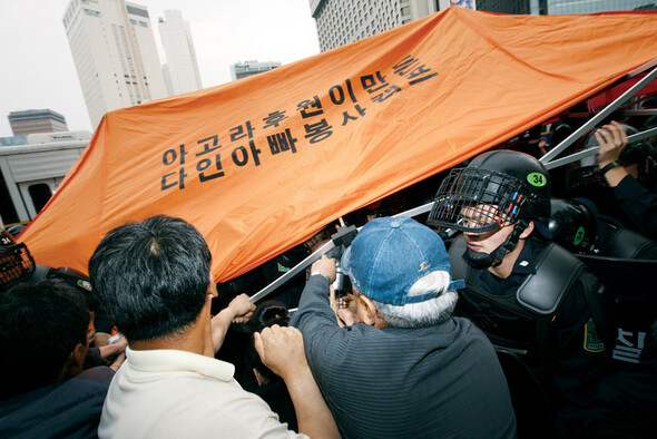 시민 분향소가 차려지기까지 오랜 시간이 걸렸다. 경찰이 조문객 유입까지 원천봉쇄했기 때문이다. 비가 오면 어떡하냐며 분향소 천막을 들이려던 노력도, 경찰이 낚아채 2분 만에 부수면서 수포로 돌아갔다. 사진 <한겨레21> 류우종 기자