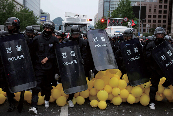 5월30일 새벽 전경들이 시민들이 쳐놓은 노란 풍선을 밟으며 시청광장으로 전진하고 있다. 사진 한겨레 김태형 기자