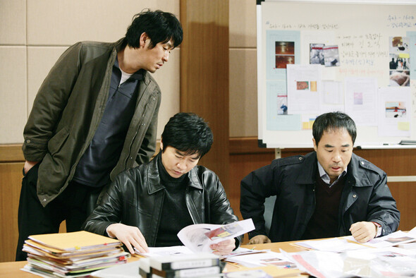 심스가 본격화하기 전인 2002년 개봉한 영화 <공공의 적>에서 서울강동경찰서 강력반 강철중 형사와 동료들이 수사서류를 뒤적이고 있다. 이 영화를 2009년 찍는다면 강철중은 심스를 뒤적이고 있을 것이다.