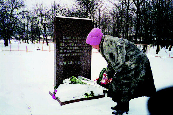 러시아의 한 시민이 모스크바 부토보 묘지에 세워진 아버지의 추모비에 헌화하고 있다. 그의 아버지는 1938년 스탈린 정권에 희생됐다.  한겨레 자료사진