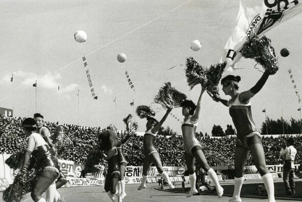 1983년 5월8일 서울운동장에서는 아시아 최초의 프로축구 리그인 슈퍼리그 개막전이 열렸다. 당시에는 한 경기장에서 할렐루야-유공, 대우-포철의 두 경기가 연이어 열렸다. 연합