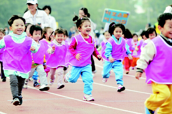 Children from a daycare facility run in a children’s health race at Jamsil Olympic Stadium in Seoul
