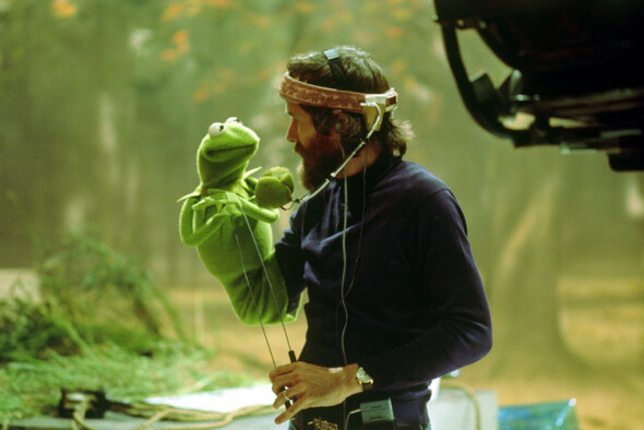 1978년 <머펫 무비>(The Muppet Movie)의 촬영 스튜디오에서 개구리 커미트를 연기하는 짐 헨슨의 모습.