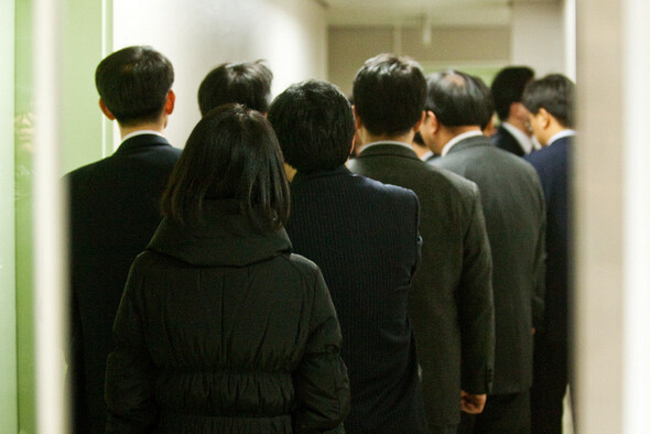 지난 2월17일 서울중앙지법 단독판사들이 근무평정제도와 연임 심사의 투명성을 논의하기 위한 판사회의에 참석하려고 회의실로 들어서고 있다. 소장판사들이 중심이 되는 단독판사회의는 사법개혁의 원동력으로 작용해왔다. 사진공동취재단