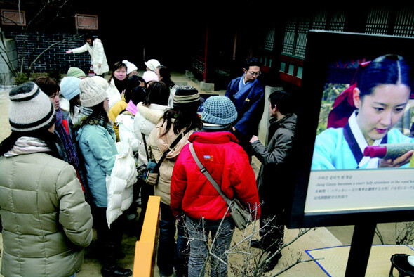 드라마 세트장의 관광자원화에 성공한 극소수 지방자치단체들의 사례는 많은 지자체들이 세트장 개발에 뛰어들게 하는 계기가 됐다. 2005년 경기도 양주의 MBC <대장금> 세트장이 관광객들로 붐비고 있다.