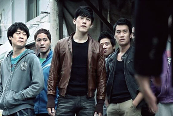 어느 찌질한 양아치들의 싸움, 그뿐이다. 영화 은 한국 사회에서 남성의 폭력을 당연시하는 기존 조폭 영화와 달리 깡패의 관습을 따르지 않는다. 롯데엔터테인먼트 제공