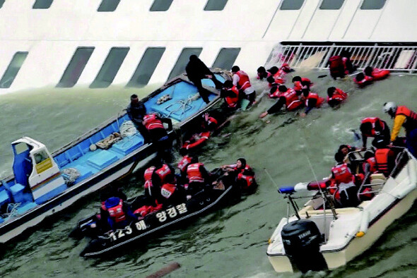 4월16일 아침, 인천에서 제주도로 가던 여객선 세월호가 전남 진도 앞바다에서 침몰했다. 물밑으로 가라앉은 여객선에서 탈출한 승객들을 해양경찰 등이 구조하고 있다. 서해지방해양경찰청 제공
