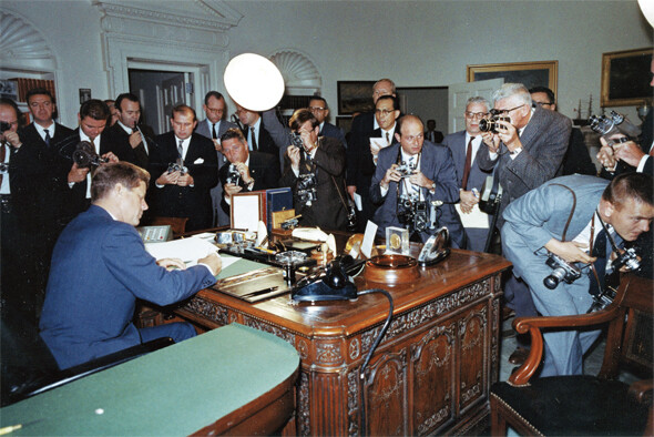 1962년은 ‘쿠바 미사일 위기’를 겪으며 어느 때보다 핵전쟁 가능성이 높았다. 당시 공격 무기의 쿠바 반입을 금지하는 선언문에 서명하는 존 F. 케네디 미국 대통령. 미국 국무부 자료