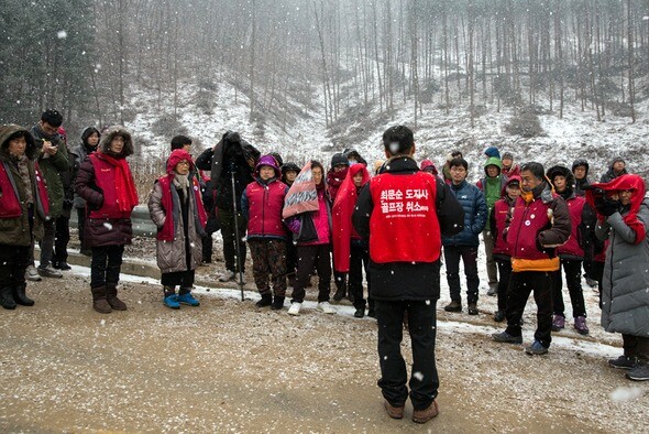 12월15일 오후 밀양청도 어르신들이 ‘강원도 골프장 문제 해결을 위한 범도민 대책위원회’의 박성률 집행위원장을 만나 강원도 곳곳에서 주민들을 삶터를 빼앗고 있는 골프장 건설 문제에 대해 설명을 듣고 있다. 박승화 기자