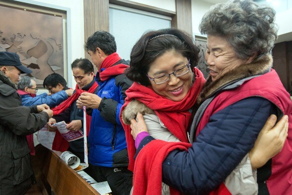 밀양청도 할매·할배들은 송년회를 기념하고자 홍천 주민들에게 빨간 목도리를 나눠줬다. 박승화 기자