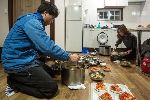 72시간 송년회 행사를 돕고 있는 활동가들이 밀양 청도 어르신들의 아침 식사를 준비하고 있다. 박승화 기자