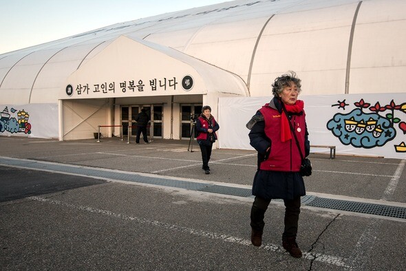 밀양 청도 어르신들이 경기도 안산 세월호 합동분향소를 찾았다. 박승화 기자