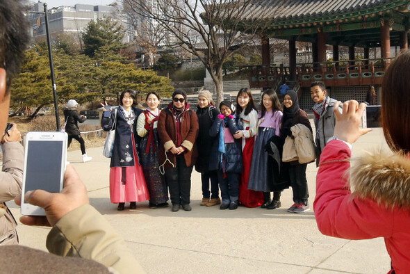 서울 남산골 한옥마을에서 외국인 관광객의 요청으로 기념사진을 찍고 있다.